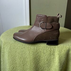 NWOB Munro Taupe suede/Leather Women’s Ankle Boots